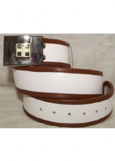 Cinturone con un foro in pelle bianca bordato di marrone completo di fibbia in metallo e fregio Reg