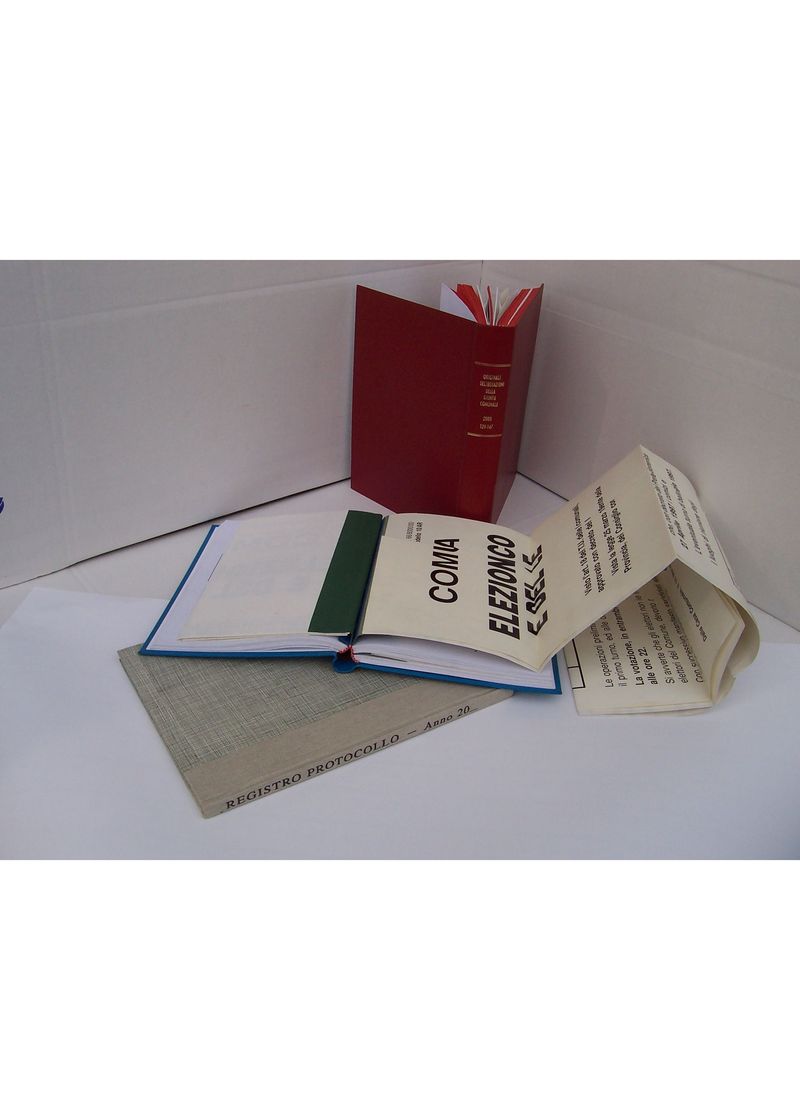 Rilegatura sorgettata e cucita a mano di atti vari in f.to 21x29,7 (A4) con tavole allegate. Rilegatura sorgettata e cucita a mano di atti vari in f.to 21x29,7 (A4) con tavole allegate.